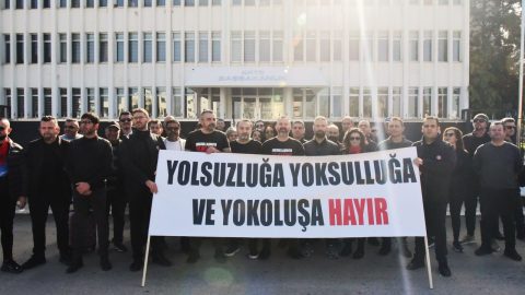 Kamuda yetkili beş sendika, Başbakanlık önünde ateş yaktı