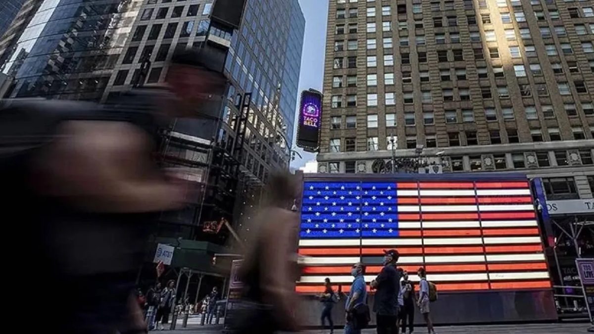 ABD'li tüketiciler gelir artışlarından daha fazla harcamaya devam ediyor