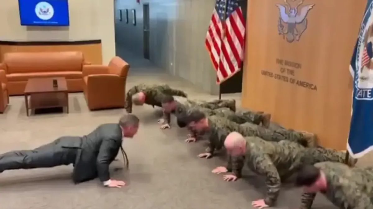 Amerikan elçisi Mike Waltz, askerlerle şınav çekti