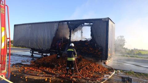 Portakal yüklü tırda yangın...