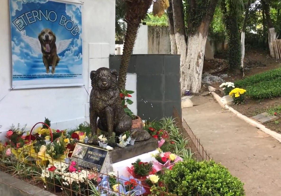 Bob i&ccedil;in yapılan anıt