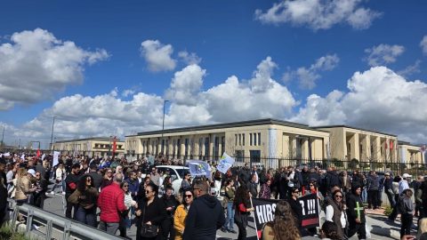 Sendikalar grevi askıya aldı