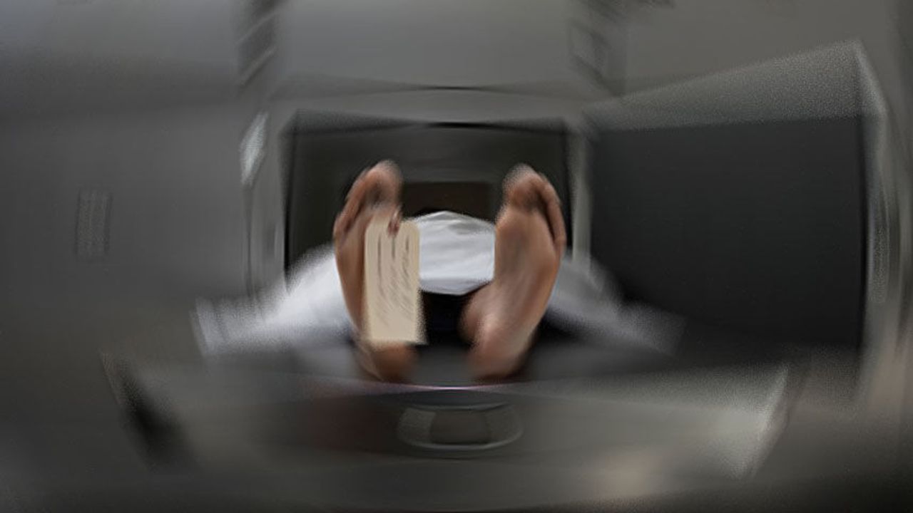 İki ay aradıkları babalarını Larnaka Genel Hastanesi morgunda buldular