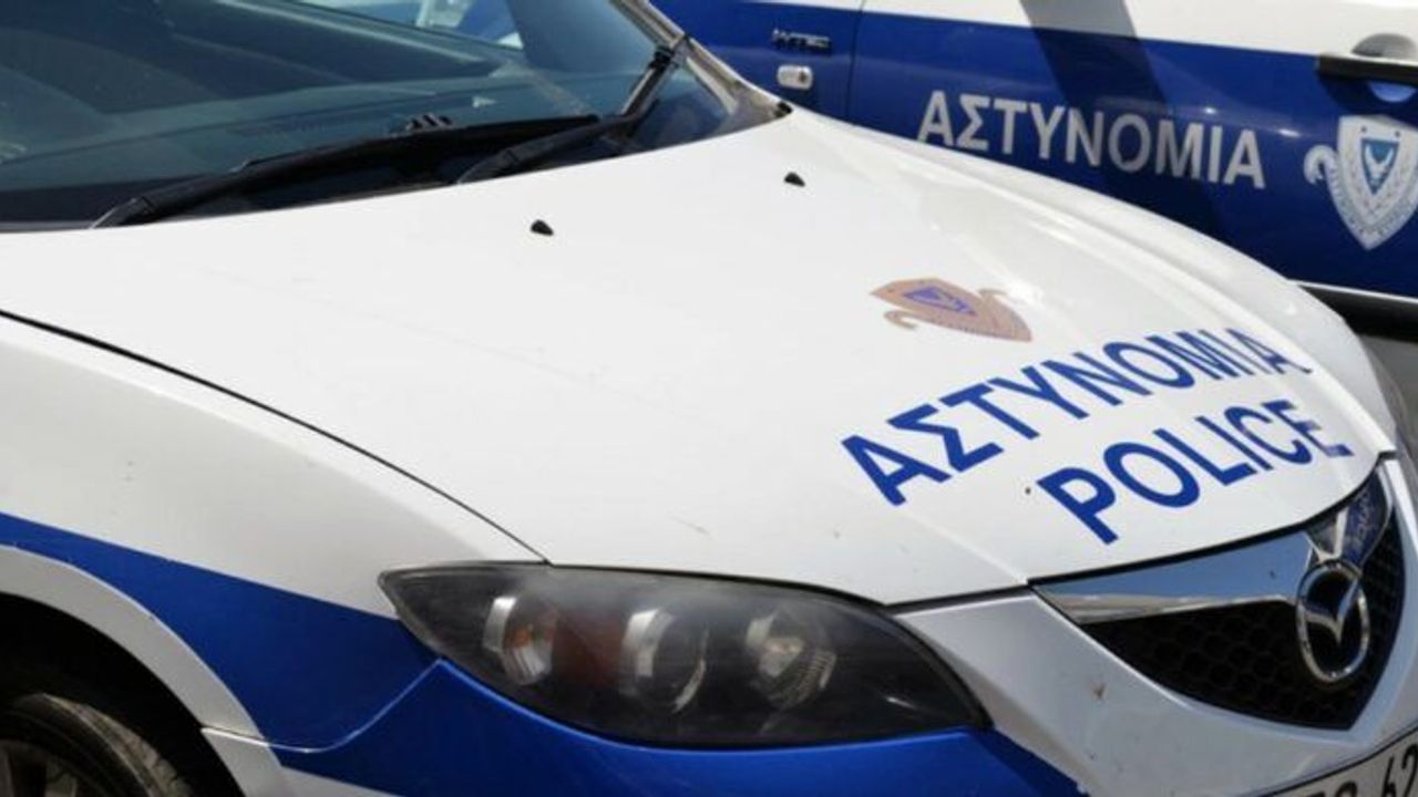 Polislere bıçakla saldırdı