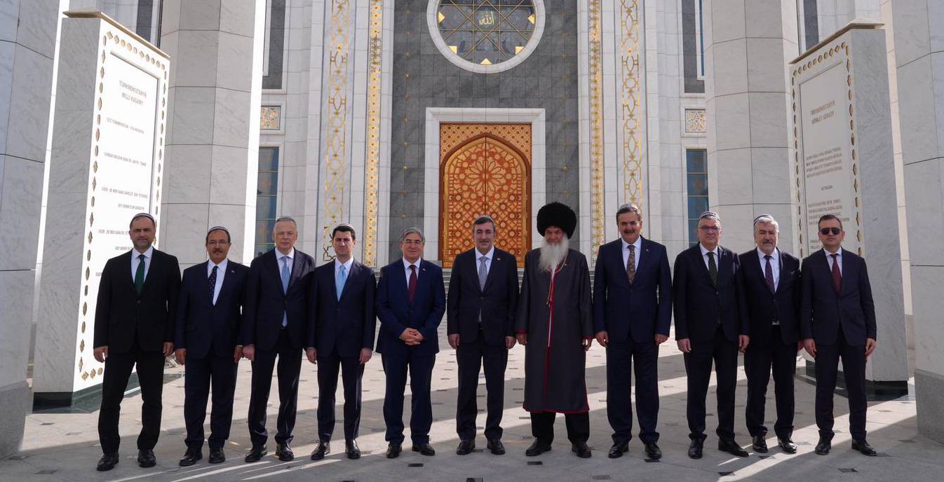 Türkmenistan ile ekonomik işbirliği görüşmeleri başladı, ilk durak tarihi cami ziyareti oldu