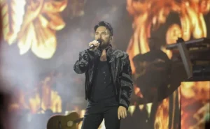 Konserinde ezan için sahneye ara verdi