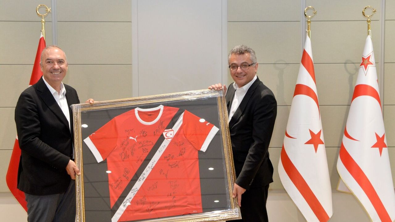 Erhürman, A Milli Futbol Takımı ile teknik heyeti kabul etti