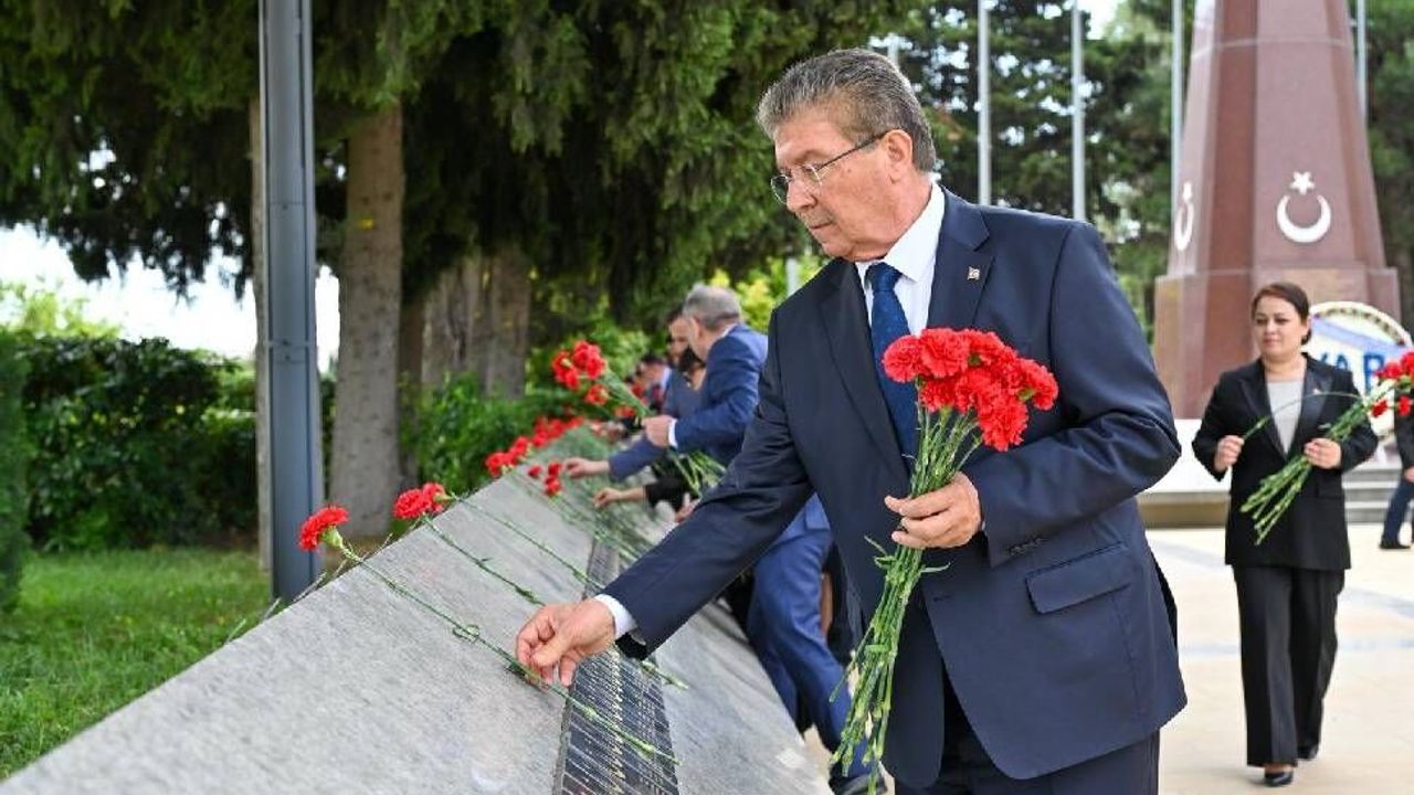 Üstel, Haydar Aliyev’in anıt mezarını ziyaret etti