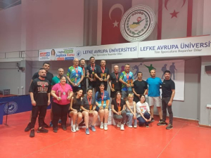 Bankacılar ve öğretmenler masa tenisinde terledi