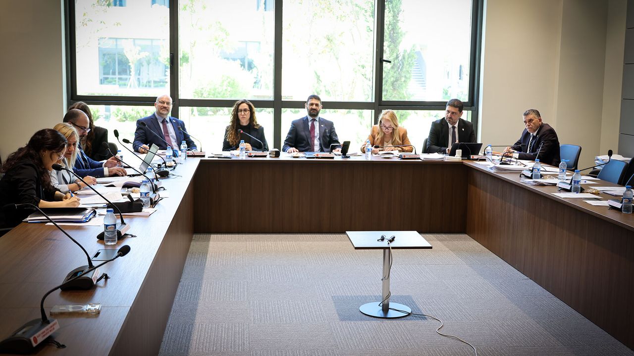 Kamuda çalışan geçici personelle ilgili yasa önerisi komitede onaylandı