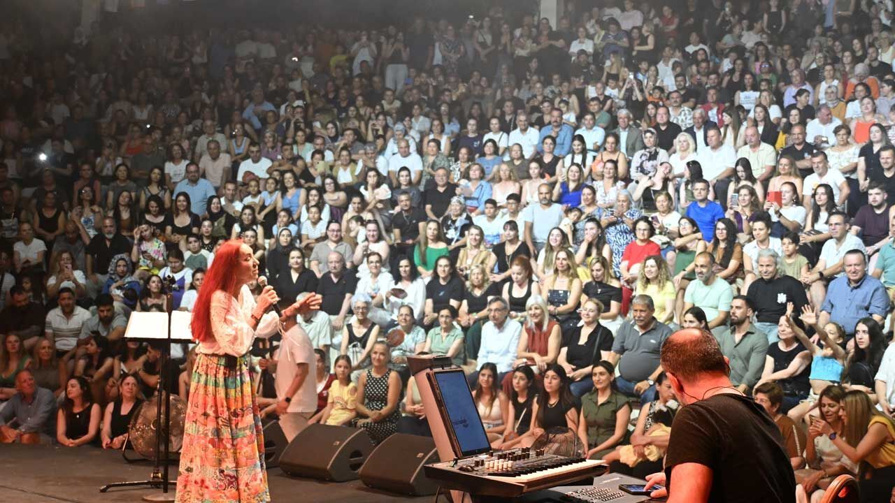 Güzelyurt Portakal Festivalinde Leman Sam sahne aldı