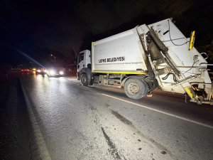 Çöp kamyonuna çarpan motosiklet sürücüsü hayatını kaybetti!