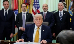 Trump’tan Hürmüz çıkışı: Tamamen açık, petrol fışkırıyor!