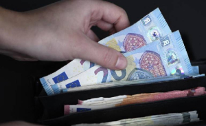 Güney Kıbrıs’ta her 10 kişiden 4’ü maddi açıdan zorlanıyor
