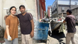 Kağıt toplayarak okuttuğu kızı, üniversiteyi birincilikle bitirdi!