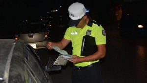 Trafik denetimlerinde 405 sürücü rapor edildi, 33 araç trafikten men edildi