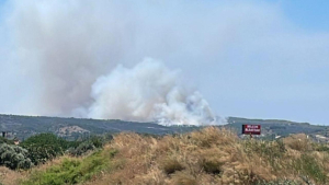 İzmir’de çöplükte çıkan yangın makilik alana sıçradı