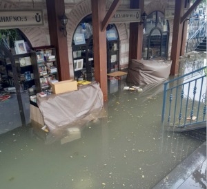 Üsküdar Sahaflar Çarşısı’nı su bastı: Yüzlerce kitap çöpe gitti