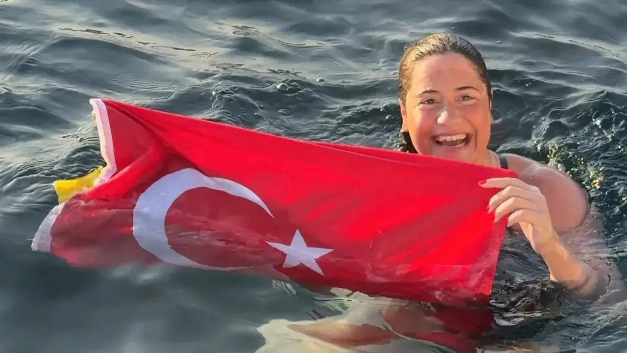 Türk kadını rekor kırdı, neredeyse 14 saat yüzdü