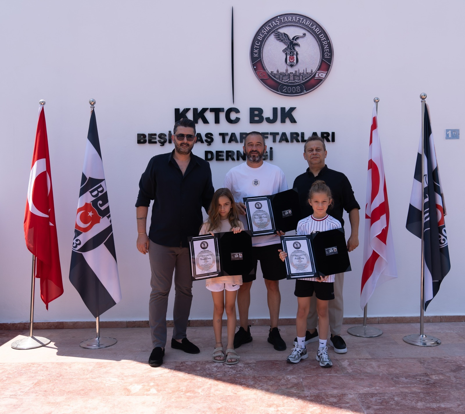 KKTC Beşiktaş Taraftarları Derneği, yeni dernek binasında üyelerine üyelik mazbatalarını takdim etti