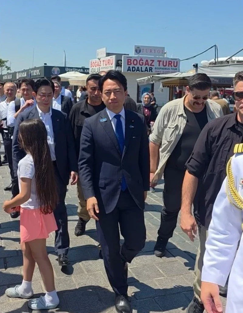 Japonya Savunma Bakanı, Eminönü’nde balık ekmek yedi