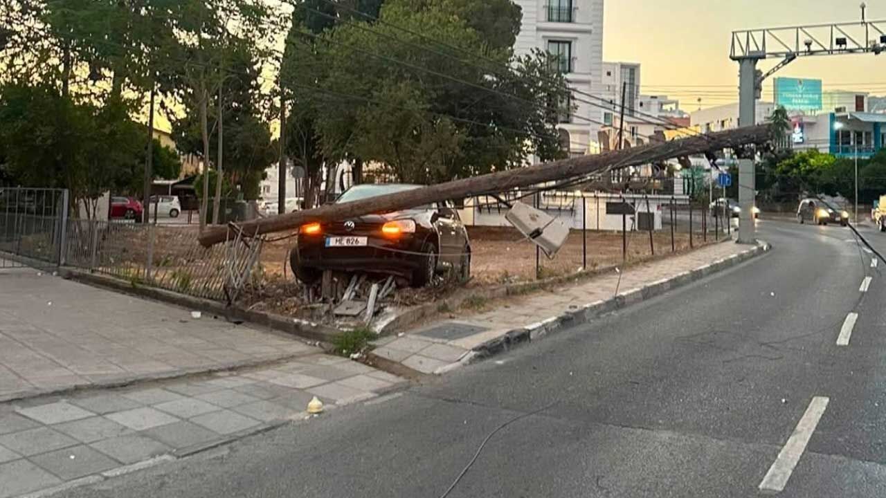 Direksiyon hakimiyetini kaybetti, elektrik direğine çarptı