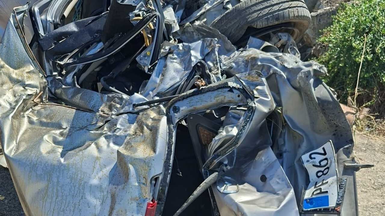 Feci kaza: Virajı alamadı, dere yatağına uçtu