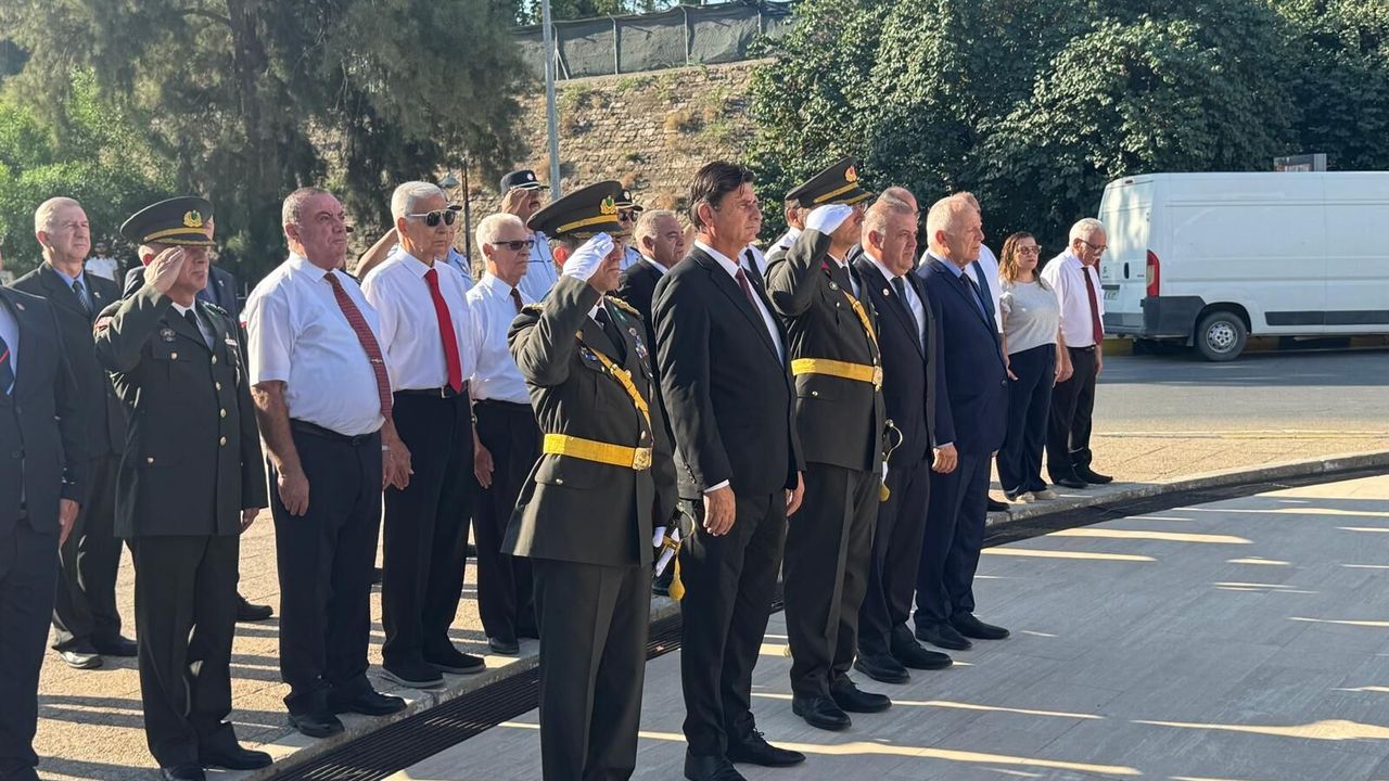 Lefkoşa'daki ilk tören Şehitler Anıtı önünde düzenlendi