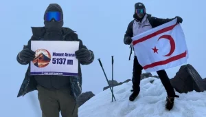 Kıbrıslı Türk iki genç Ağrı Dağı’nın zirvesinde bayrak dalgalandırdı