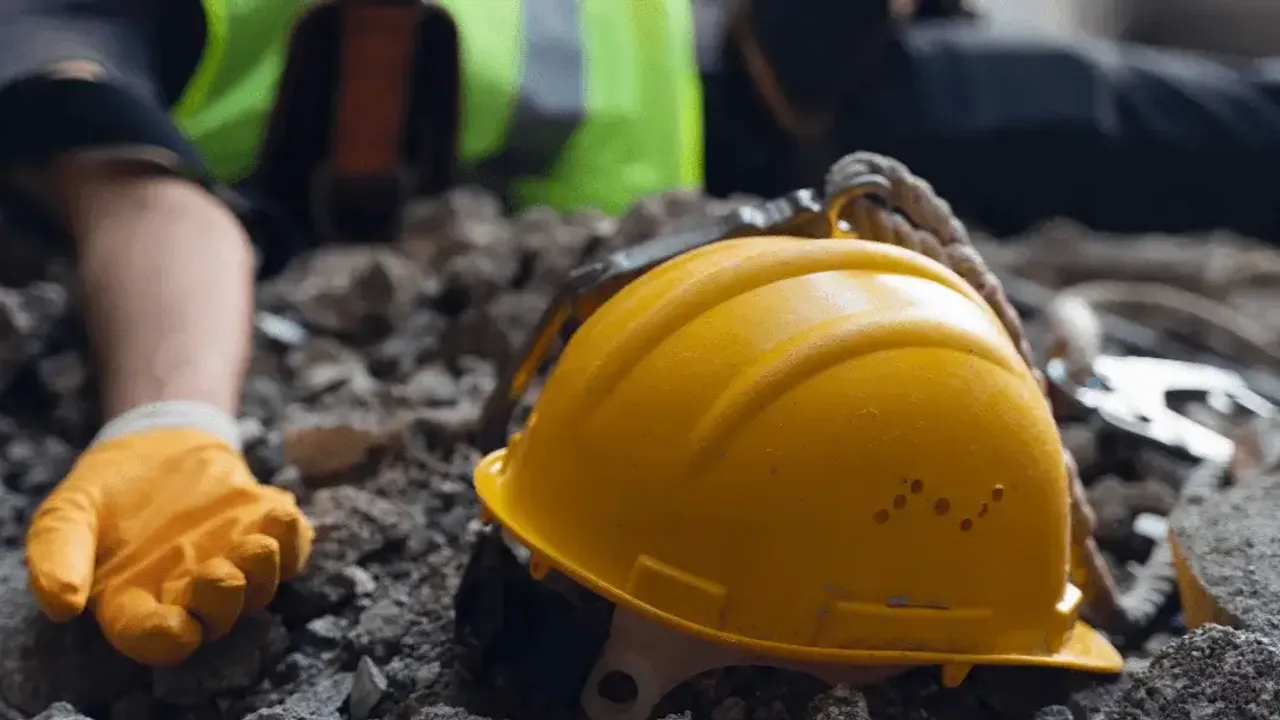 İskele'de iş kazası: 3 metrelik su deposuna düştü, beli kırıldı