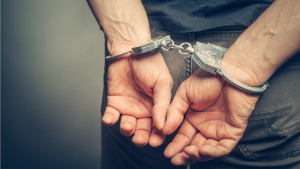 Polisi görünce panikleyip kaçan şahıs, tasarrufundaki uyuşturucuyu yere attı, tutuklandı