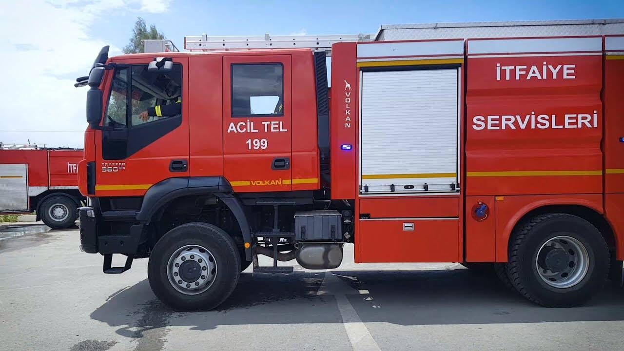 Yiğitler'de elektrik hatlarından çıkan yangında 40 balya yandı!