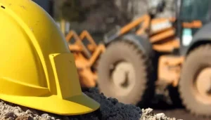 Girne’de iş kazası… Üzerine ahşap parçası düşen 22 yaşındaki işçi yaralandı