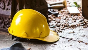 Karşıyaka’da inşaatta çalışan şahıs yaklaşık 3 metre yükseklikten düştü!