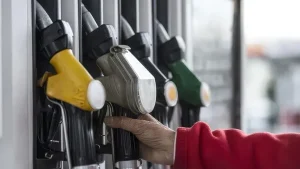 Petrol fiyatları dibi gördü: Akaryakıtta indirim beklentisi