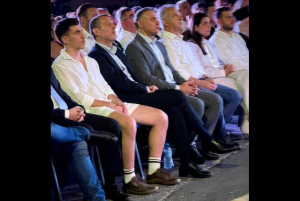 Fidias’ın kıyafet tercihi, anma töreni önüne geçti