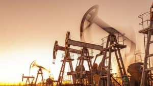 Petrol belirsizlikle yükseldi
