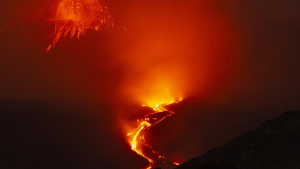 İtalya’da Etna Yanardağı’nın patlamasıyla oluşan kül bulutu uçuşları aksatt