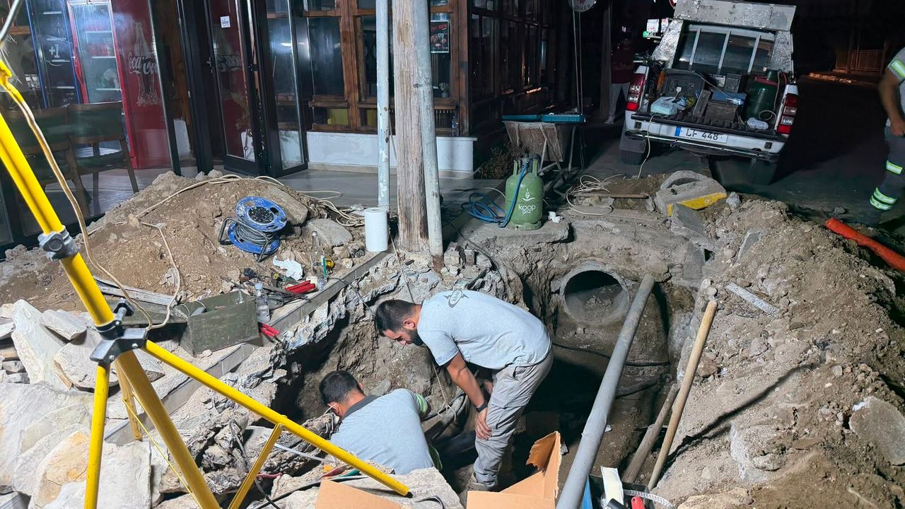 Elektrik Kurumu ekipleri gece gündüz sahada: Köşklüçiftlik’te arızaya anında müdahale