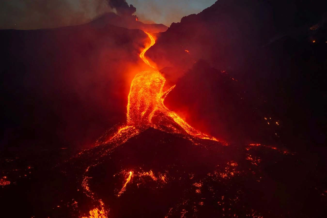 Etna’nın külleri hava trafiğini vurdu, uçuşlar durduruldu!