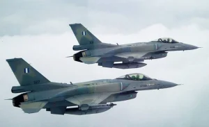 Larnaka bölgesi üzerinde uçan Yunan F-16’lar endişeye neden oldu