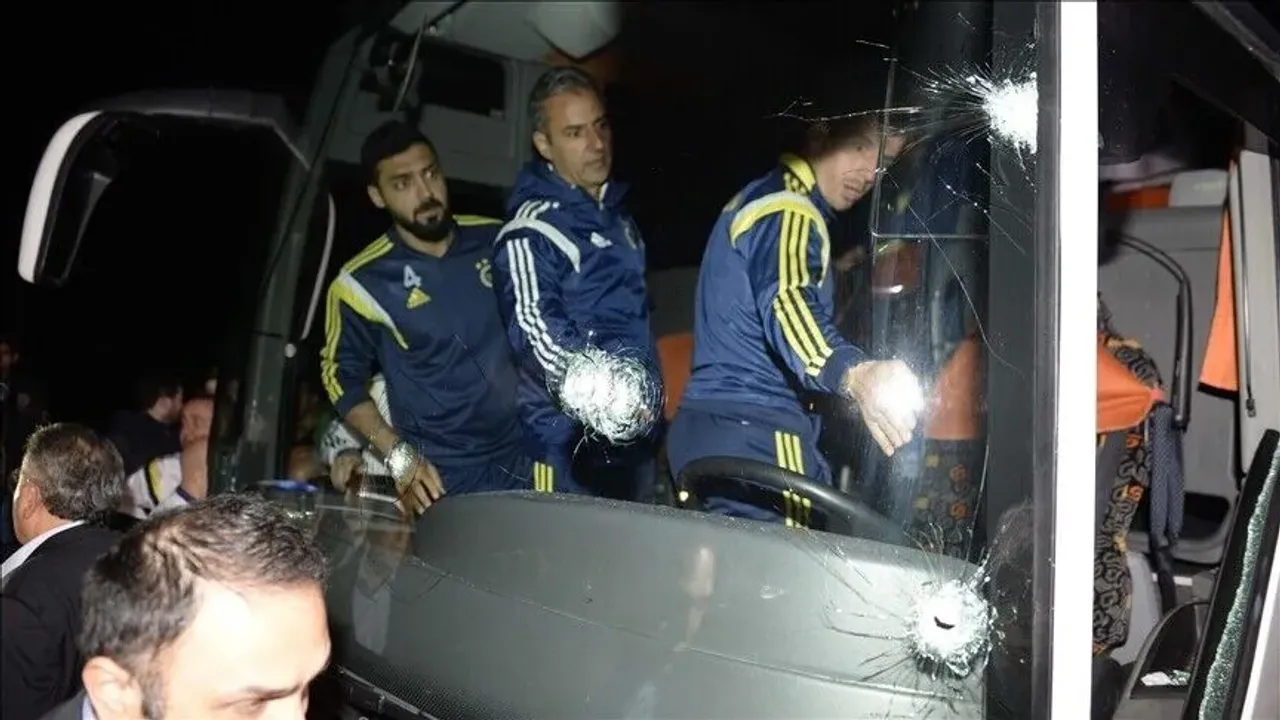 Fenerbahçe takım otobüsüne saldırı dosyasında gözaltına alınan 4 şüpheliden 1'i tutuklandı