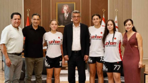 Cumhurbaşkanı Erhürman Levent Kolej Kız Basketbol takımını kabul etti