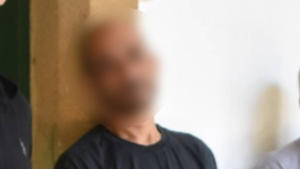 Annesinin boğazına makas dayadı, ölümle tehdit etti