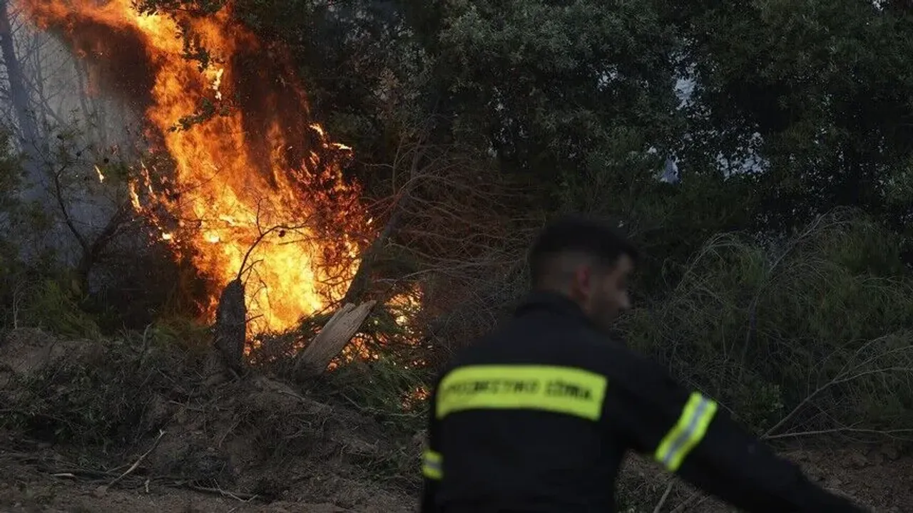 Yunanistan'da birçok bölgede orman yangınları çıktı