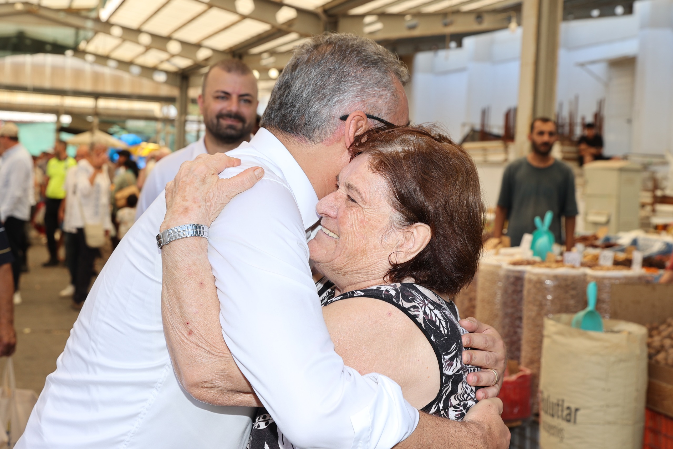 Cumhurbaşkanı Tufan Erhürman, Girne Açık Pazarı ziyaret etti