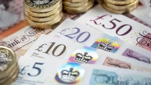 Dolar ve Sterlin zirvede