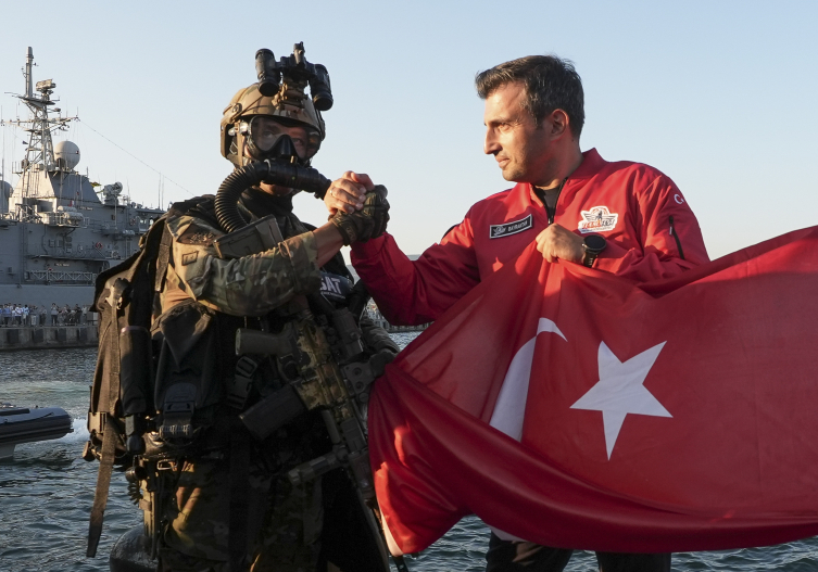 Selçuk Bayraktar, SAT ve SAS komandolarıyla bir araya geldi