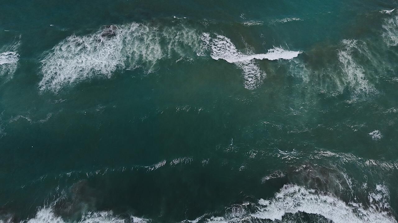Girne’de plajlarda kırmızı bayrak uyarısı