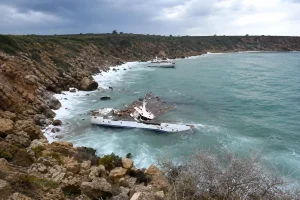 Güney Kıbrıs’ta üç tekne kayalıklara çarptı: 1 ölü, 2 yaralı